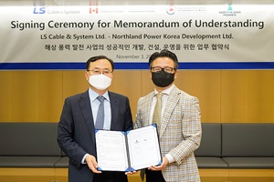 LS Cable & System President & CEO Roe-Hyun Myung and Northland Power Korea CEO Seung-soo Han pose, after signing the MOU LS Cable System signs offshore wind power business MOU with Northland Power