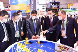 Bill Arnold (right), President of COPC, introduced the sandbox model of Penglai Green Energy Development Project to CNOOC executives ConocoPhillips China announces offshore wind farm pilot project in partnership with CNOOC