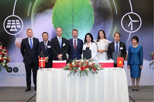 L-R: Mr. Nicolai Prytz, H.E. Danish Ambassador to Vietnam, Mr. Dang Hoang An, Vice Minister MOIT, Mr. Per Mejnert Kristensen, President of Ørsted Asia-Pacific, HRH the Crown Prince of Denmark, Mrs. Nguyen Thi Thanh Binh - Vice General Director of T&T Group, HRH the Crown Princess of Denmark, Mr. Vu Quoc Huy, NIC director, Mrs. Nguyen Thi Bich Ngoc, MPI Vice Minister Ørsted and TT Group sign agreement with National Innovation Center in Vietnam