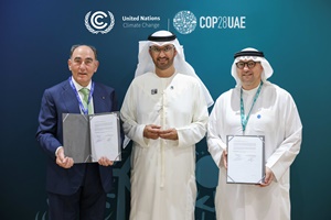 Iberdrola’s Executive Chairman, Ignacio Galán; HE Dr Sultan Al Jaber, UAE Minister of Industry and Advanced Technology; Masdar Chief Executive Officer, Mohamed Jameel Al Iberdrolas Executive Chairman Ignacio Galán HE Dr Sultan Al Jaber UAE Minister of Industry and Advanced Technology Masdar Chief Executive Officer Moha 2