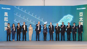 From the left: 1. Kuo Tsi-san, Deputy Director of Economic and Renewable Energy Development Department. Changhua County 2. Christy Wang, Chair of Ørsted Taiwan 3. Lee Chun-li, Deputy Director General, Energy Administration, Ministry of Economic Affairs 4. Per Mejnert Kristensen, CEO of Region APAC at Ørsted 5. Wang Mei-hua, Minister of Economic Affairs 6. Mads Nipper, Group President and Chief Executive Officer of Ørsted 7. Taiwan President Tsai Ing-wen 8. Patrick Harnett, Chief Operating Officer at Ørsted 9. Shen Jong-chin, Senior Advisor to the President 10. John Faye, Chair of Mercury Taiwan Holdings Limited 11. Lee Chang-ken, President, Cathay Financial Holdings 12. Jeff Chang, Chair of Cathay PE 13. Chou Yu-hsin, Deputy Director General of Industrial Development Administration, Ministry of Economic Affairs Inauguration of the Greater Changhua 1 2a offshore wind farms