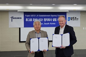 Jerry Paisley (right), Fugro’s Regional Sales & Marketing Director for APAC, and Jongwook Kim, CEO, UST21 (courtesy Fugro) Jerry Paisley right Fugros Regional Sales Marketing Director for APAC and Jongwook Kim CEO UST21 courtesy Fugro